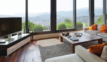 La pellicule pour fenêtres Harmony préserve les vues extérieures de la maison. 