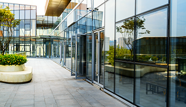 La película de seguridad solar protege el interior de un edificio de oficinas de varias formas 